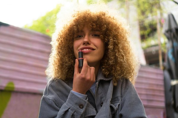 How to Choose the Best Makeup Products for Long-Lasting Wear in the UK's Humid Climate?